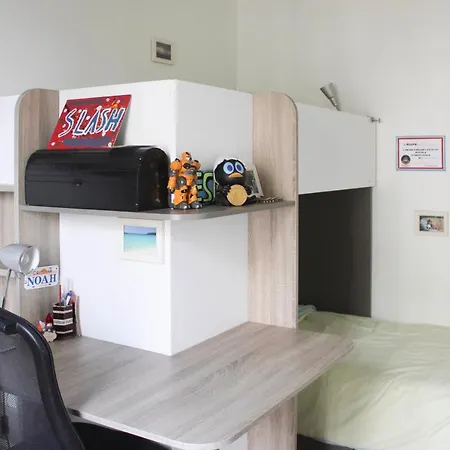 Through - Place De La Réunion