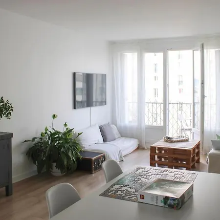 Through - Place De La Réunion