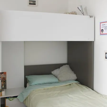 Through - Place De La Réunion *